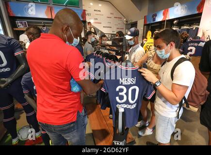 MESSI MANIA IN PARIS STEHEN DIE FANS SCHLANGE Stockfoto