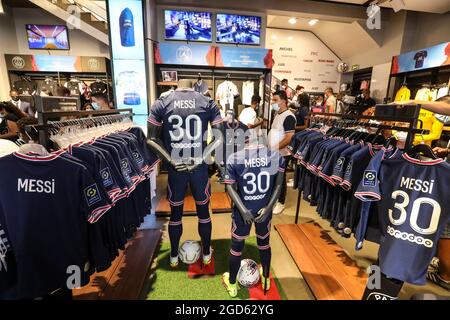 MESSI MANIA IN PARIS STEHEN DIE FANS SCHLANGE Stockfoto