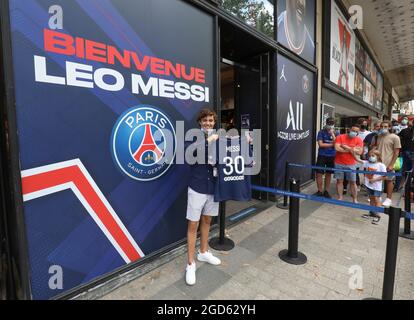 MESSI MANIA IN PARIS, FANS QUEUETEENAGER Stockfoto