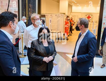 11. August 2021, Berlin: Oliver Hanna (l-r), Zentrumsleiter des Einkaufszentrums Alexa, Ephraim Gothe (SPD), Bezirksrat für Stadtentwicklung, Dilek Kalayci (SPD), Senator für Gesundheit, und Michael Müller (SPD), Regierender Bürgermeister von Berlin, stehen vor dem neu eröffneten Impfzentrum im Einkaufszentrum Alexa. Von Montag bis Samstag zwischen 10 und 5 Uhr haben Besucher die Möglichkeit, sich direkt vor Ort impfen zu lassen. Im Pop-up-Impfzentrum im Einkaufszentrum werden Impfstoffe von Johnson&Johnson und Moderna geimpft. Foto: Annette Riedl/dpa Stockfoto