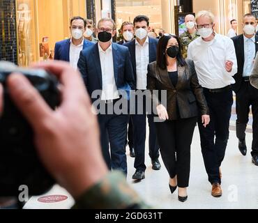 11. August 2021, Berlin: Michael Müller (SPD, 2. V.l.), Regierender Bürgermeister von Berlin, Oliver Hanna (M), Center Manager Alexa Einkaufszentrum, Dilek Kalayci (SPD), Senator für Gesundheit und Ephraim Gothe (2. V.r.), Bezirksrat für Stadtentwicklung, Gehen Sie in das neu eröffnete Impfzentrum am Alexa-Einkaufszentrum in Berlin. Montags bis samstags zwischen 10-17 Uhr haben Besucher und Besucher die Möglichkeit, hier direkt vor Ort geimpft zu werden. Im Pop-up-Impfzentrum im Einkaufszentrum werden Impfstoffe von Johnson&Johnson und Moderna geimpft. Foto Stockfoto