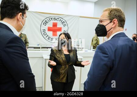 Berlin, Deutschland. August 2021. Oliver Hanna (l-r), Center Manager des Alexa-Einkaufszentrums, Dilek Kalayci (SPD), Senator für Gesundheit, und Michael Müller (SPD), Regierender Bürgermeister von Berlin, stehen vor dem neu eröffneten Impfzentrum im Alexa-Einkaufszentrum. Von Montag bis Samstag zwischen 10 und 5 Uhr haben Besucher die Möglichkeit, sich direkt vor Ort impfen zu lassen. Im Pop-up-Impfzentrum im Einkaufszentrum werden Impfstoffe von Johnson&Johnson und Moderna geimpft. Quelle: Annette Riedl/dpa/Alamy Live News Stockfoto