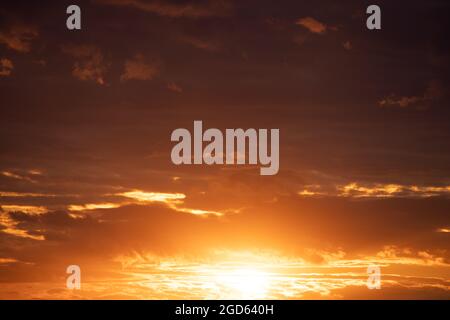Hochauflösender Sunset Sky Hintergrund für Sky Ersatz Stockfoto