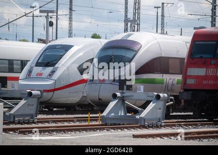 Stralsund, Deutschland. August 2021. Während des bundesweiten 48-Stunden-Streiks der Zugführer im Personenverkehr und in der Schieneninfrastruktur werden zwei ICE-Triebwagen am ICE-Staging-Point am Hauptbahnhof Stralsund geparkt. Die Lokführer-Gewerkschaft GDL hatte ihre Mitglieder zum Streik bei der Deutschen Bahn aufgefordert. Quelle: Stefan Sauer/dpa/Alamy Live News Stockfoto