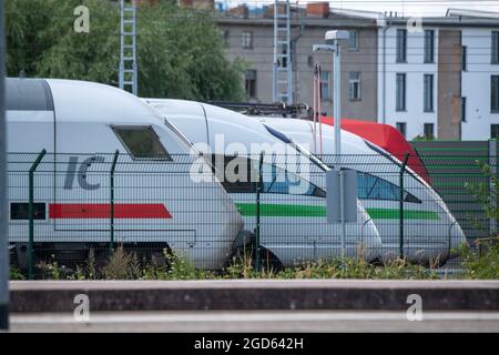 Stralsund, Deutschland. August 2021. Die Triebwagen der Deutschen Bahn werden während des bundesweiten 48-stündigen Streiks der Zugführer im Personenverkehr und in der Eisenbahninfrastruktur am ICE-Staging-Point am Hauptbahnhof Stralsund geparkt. Die Lokführer-Gewerkschaft GDL hatte ihre Mitglieder zum Streik bei der Deutschen Bahn aufgefordert. Quelle: Stefan Sauer/dpa/Alamy Live News Stockfoto