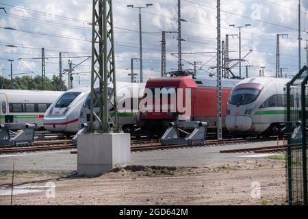 Stralsund, Deutschland. August 2021. Die Triebwagen der Deutschen Bahn werden während des bundesweiten 48-stündigen Streiks der Zugführer im Personenverkehr und in der Eisenbahninfrastruktur am ICE-Staging-Point am Hauptbahnhof Stralsund geparkt. Die Lokführer-Gewerkschaft GDL hatte ihre Mitglieder zum Streik bei der Deutschen Bahn aufgefordert. Quelle: Stefan Sauer/dpa/Alamy Live News Stockfoto