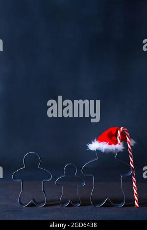 Weihnachts-Keks-Ausstecher in Form von lebkuchenmannes. Happy Family Holidays Konzept. Stockfoto