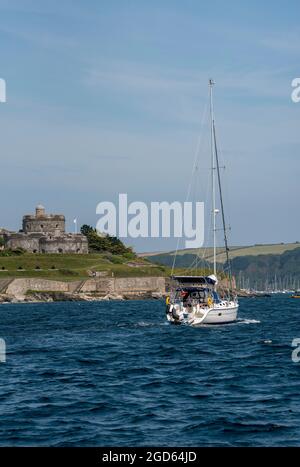 St Mawes, Cornwall, England, Großbritannien. 2021. Segelboot unter Strom auf den Carrick Roads, wenn es den Fluss Fal verbindet und sich St. Mawes Castle, einem alten Artillerienskandel, nähert Stockfoto