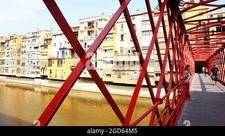 Brücken über den Fluss Oñar (Onyar) in Girona, Katalonien, Spanien, Europa Stockfoto