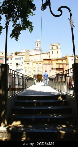 Brücken über den Fluss Oñar (Onyar) in Girona, Katalonien, Spanien, Europa Stockfoto