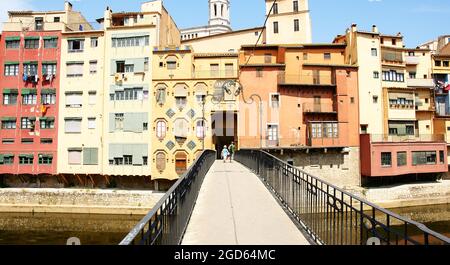 Brücken über den Fluss Oñar (Onyar) in Girona, Katalonien, Spanien, Europa Stockfoto