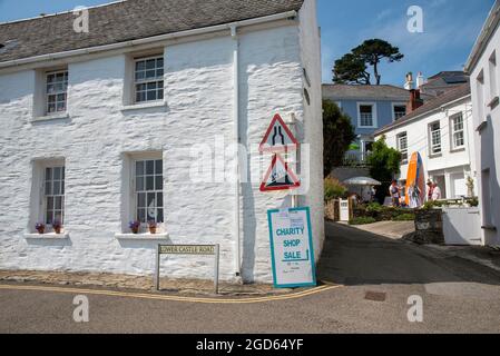 St Mawes, Cornwall, England, Großbritannien. 2021. Schmale Straße und Ferienhäuser im malerischen kornischen Ferienort St. Mawes, Großbritannien Stockfoto