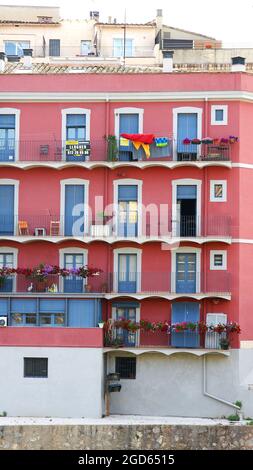 Fassaden von Gebäuden am Ufer des Flusses Onyar, Girona, Katalonien, Spanien, Europa Stockfoto