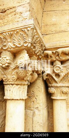 Architektonische Details der Eingangsspalten zur Kirche Santa Maria de Porqueres, Girona, Katalonien, Spanien, Europa Stockfoto