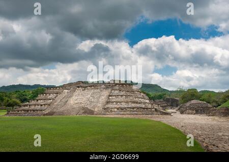 Blick auf eine antike Pyramide an der ARCHÄOLOGISCHEN Stätte EL Tajin in Papantla, Veracruz, Mexiko. Stockfoto