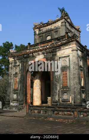 pavillon und Stele am Mausoleum des Kaiser tu duc in hue (vietnam) Stockfoto