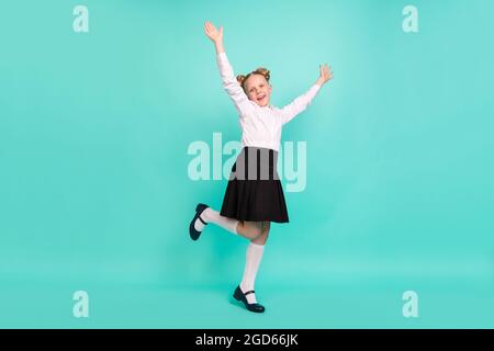 Ganzkörper Foto von coolen kleinen Mädchen Tanz tragen weißes Hemd Rock Socken Schuhe isoliert auf blauem Hintergrund Stockfoto