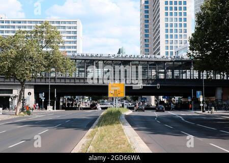 Berlin, 6. August 2021, Blick von der Hardenbergstraße zum Bahnhof Zoo, Stockfoto