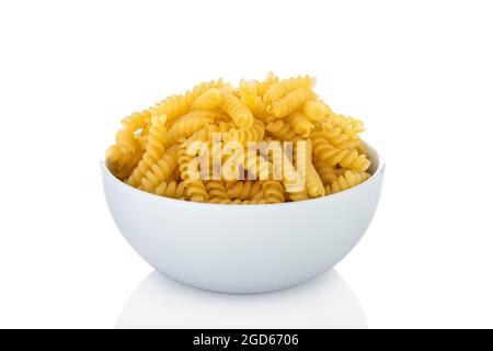 Girandole. Girandole Pasta in weißer Schale, auf weißem Hintergrund Stockfoto