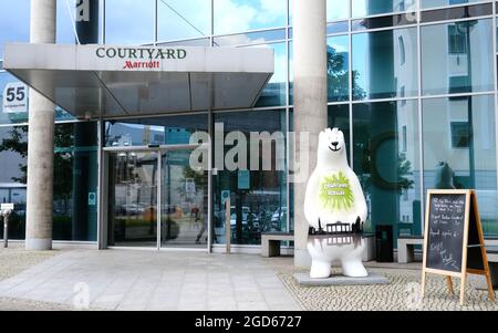 Berlin, 8. August 2021, Eingangsbereich des Marriot-Courtyard Hotels in der Axel Springer Straße. Stockfoto
