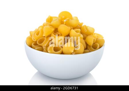 Ellenbogen Pasta in weißer Schale, auf weißem Hintergrund Stockfoto