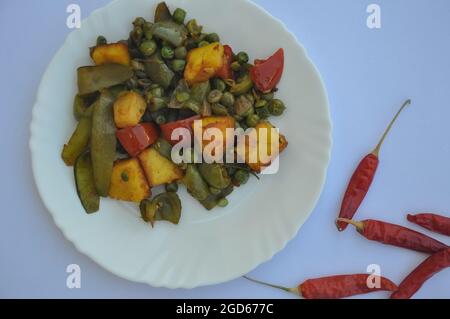 Flaches Lay Matar Paneer Mix Gemüse Rezept (indisches Essen) auf weißem Hintergrund Stockfoto