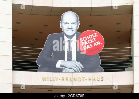 Berlin, 7. August 2021, Wahlkampfplakat im Willy-Brandt-Haus, mit dem Slogan: „Scholz greift das an“ Stockfoto