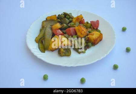 Flaches Lay Matar Paneer Mix Gemüse Rezept (indisches Essen) auf weißem Hintergrund Stockfoto