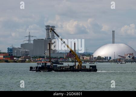 Schwimmkran bei der Arbeit in southampton Docks, Marine Services im Hafen von southampton, Lastkahn mit Kran, Seekahn mit Kran, Schwimmkran. Stockfoto