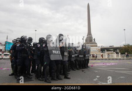 Bangkok, Thailand. August 2021. Die Bereitschaftspolizisten stehen während der Demonstration auf der Wache. Die Polizei feuerte Tränengas und Gummigeschosse, um einen weiteren regierungsfeindlichen Protest in Bangkok zu zerstreuen. Die von der Tha Lu Fah-Gruppe organisierte Demonstration begann um 15:00 Uhr am Victory Monument, Demonstranten warfen Farbe auf eine Reihe von Bereitschaftspolizisten, die sie konfrontierten, als sie versuchten, zum Wohnsitz des Premierministers Prayut Chan-o-cha beim 1. Infanterie-Regiment in der Vibhavadi Rangsit Road zu marschieren. Kredit: SOPA Images Limited/Alamy Live Nachrichten Stockfoto