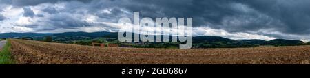 Hochauflösende Panoramabilder des Spessart in Süddeutschland und des Bergiegen-Gebiets Stockfoto