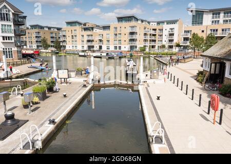 Ein Schmalboot, das Brentford zur Messung von Schleusen auf dem River Brent, Brentford, Middlesex, England, Großbritannien, manövriert Stockfoto