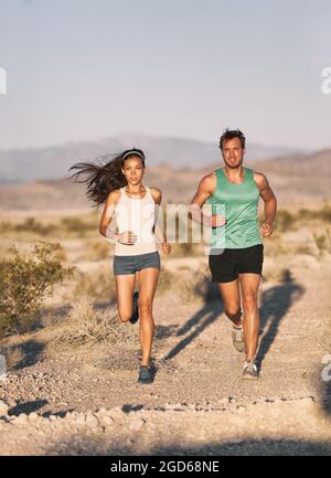 Die Läufer verbinden sich mit dem Langstreckenrennen Ultra Trail Run. Läufer und Sportlerin trainieren im Freien Kardio in der Landschaft des Sonnenuntergangs. Passform Stockfoto