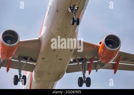 PULA, KROATIEN - 24. JULI 2021: Easy Jet Airbus A320 HB-JXN Passagierflugzeug landet auf dem Flughafen Pula, Kroatien Stockfoto