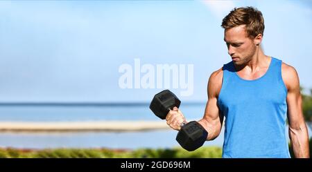 Fitness Übung fit Mann trainieren Muskeln im Fitnessstudio tun Bizep Locken mit freiem Gewicht Hantel Banner. Stockfoto