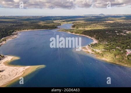 Luftaufnahme von Lagoa de Albufeira, einem natürlichen See an der südportugiesischen Küste, Setubal, Portugal Stockfoto