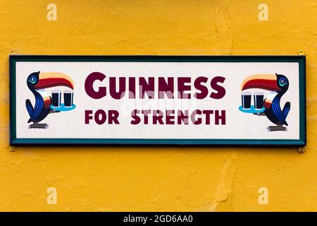 Vintage Guinness Advetising Schild an einer Wand vor einem Pub in Dublin, Republik Irland. Stockfoto