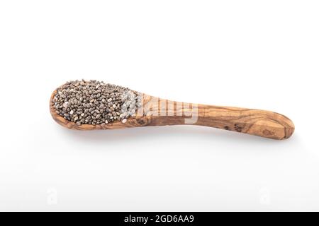 Chia-Samen. Chia Samen in Holzlöffel auf weißem Hintergrund. chia Stockfoto