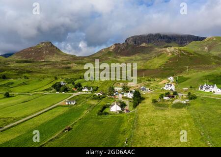 Quiraing, ein malerischer Ort entlang des Quiraing auf der Insel Skye in Schottland. Im Sommer kann man in dieser Gegend viele Touristen zum Wandern finden. Stockfoto