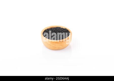 Schwarze Kreuzkümmel-Samen. Schwarzer Kreuzkümmel aus weißem Holz auf weißem Hintergrund. nigella sativa, schwarzer Sesam, schwarzer Kreuzkümmel, Stockfoto