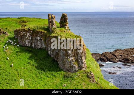 Dunseverick Castle in der Grafschaft Antrim, Nordirland. Das Hotel liegt in der Nähe des kleinen Dorfes Dunseverick und des Giant's Causeway. Dunseverick Castle und Stockfoto