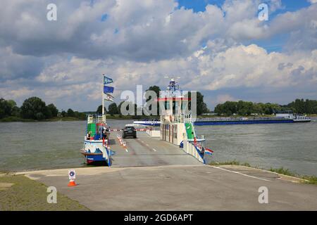 Düsseldorf (Kaiserswerth), Deutschland - Juli 9. 2021: Blick auf den rhein mit Passagier-, Auto- und Fahrradfähre Stockfoto