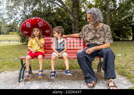 Porträt eines Vaters mit zwei Söhnen im Freien während einer lustigen Pause im Urlaub Stockfoto