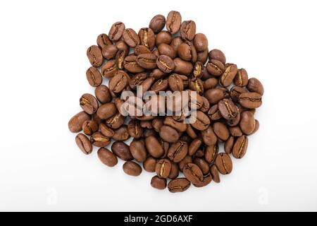 Kaffeebohne. Kaffeebohnen auf weißem Hintergrund. Gerösteter Kaffee. Makrokaffee Stockfoto