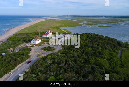 Panorama-Luftaufnahme des Strandes und der Station der Küstenwache in Eastham, Cape Cod Stockfoto