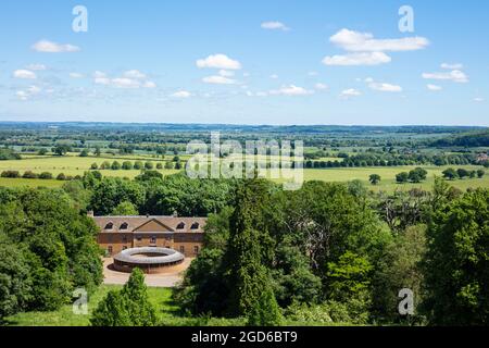 Belvoir Castle Tennisplätze und Ställe mit Blick auf das Valle of Belvoir Grantham Leicestershire England GB Europa Stockfoto