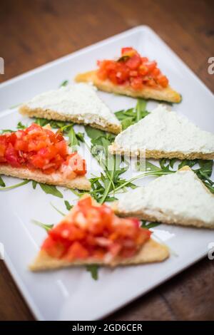 Nahaufnahme einer Bruschetta-Mischung auf einem Teller. Stockfoto