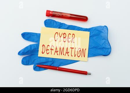 Schild mit Anzeige der Cyber-Diffamierung. Unternehmensüberblick Verleumdung über digitale Medien, die normalerweise über das Internet erfolgt, das eine Virus Awareness Message, Abstract, sendet Stockfoto