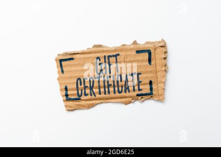 Schild mit dem Geschenkgutschein. Geschäftskonzept Zertifikat berechtigt den Empfänger, Waren Creative Home Recycling Ideen und Designs zu erhalten Stockfoto