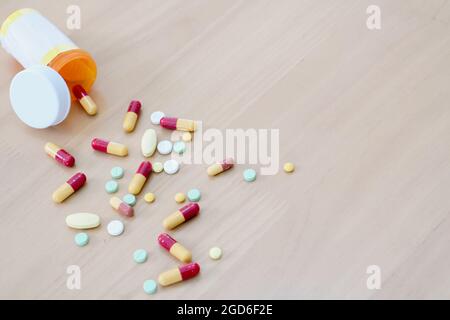 Pillen und Kapseln in medizinischen Durchstechflasche Stockfoto
